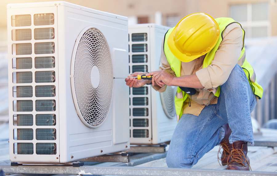 Technician Fixing air conditioner systems in Waterloo- LG Home Comfort