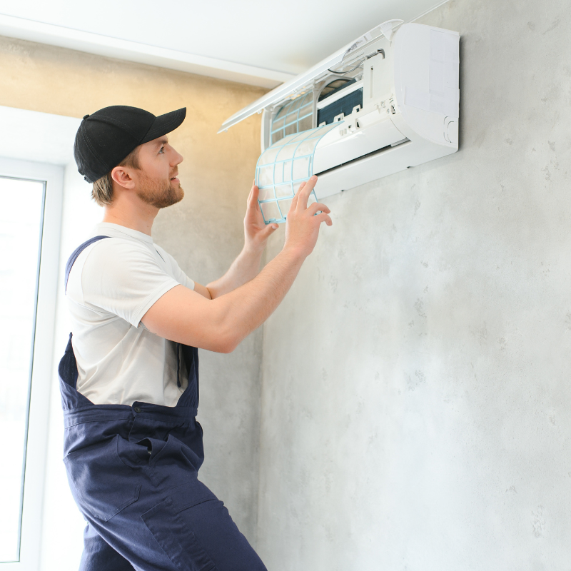 Expert-technician-diagnosing-air-conditioning-issues-for-fast-repairs-in-Brampton-ON-LG-Home-Comfort