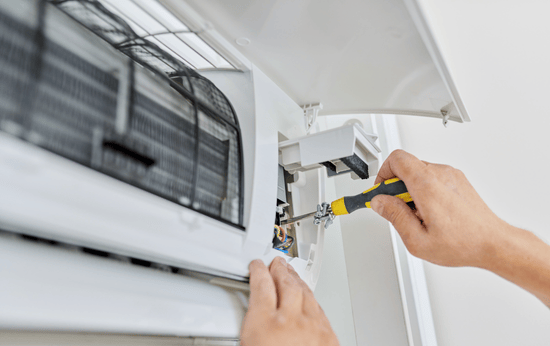 Expert-technician-swiftly-diagnosing-AC-problems-in-Stratford-ON-LG-Home-Comfort