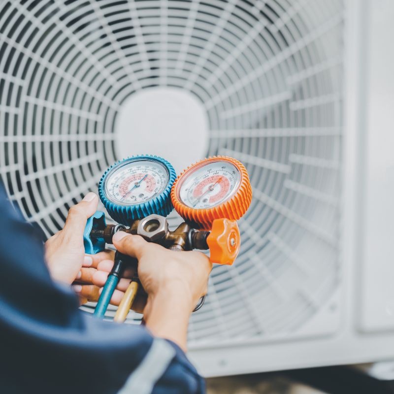Expert-technician-swiftly-diagnosing-AC-problems-in-Strathroy-ON-LG-Home-Comfort