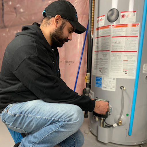Expert technician resolving water heater problems in Dunnville, ON - LG Home Comfort